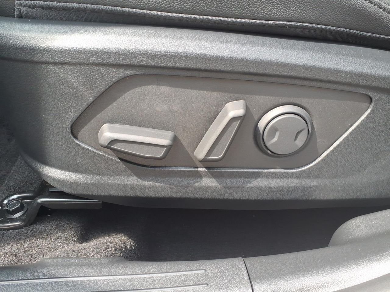 New 2026 Shimmering Silver Hyundai SEL Plus FWD image 22