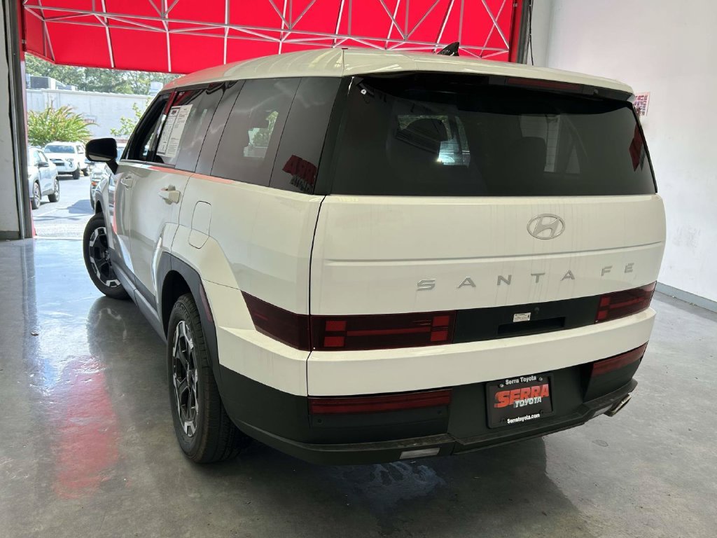 Used 2025 White Hyundai SE image 5