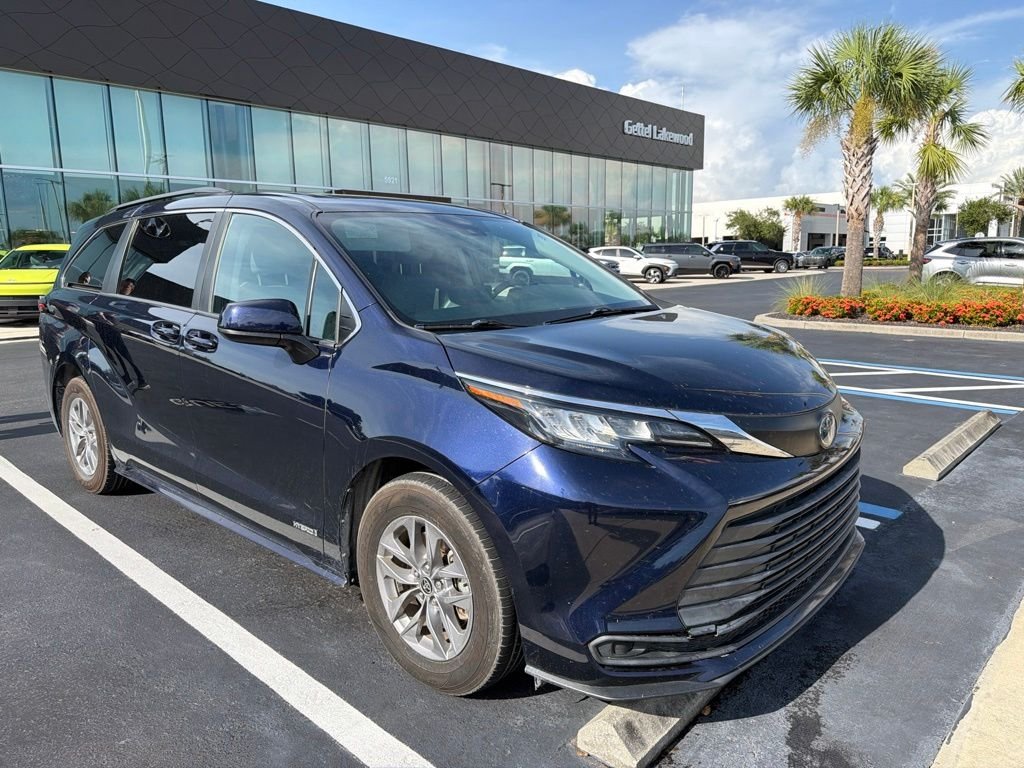 2021 Toyota Sienna LE - Photo 10