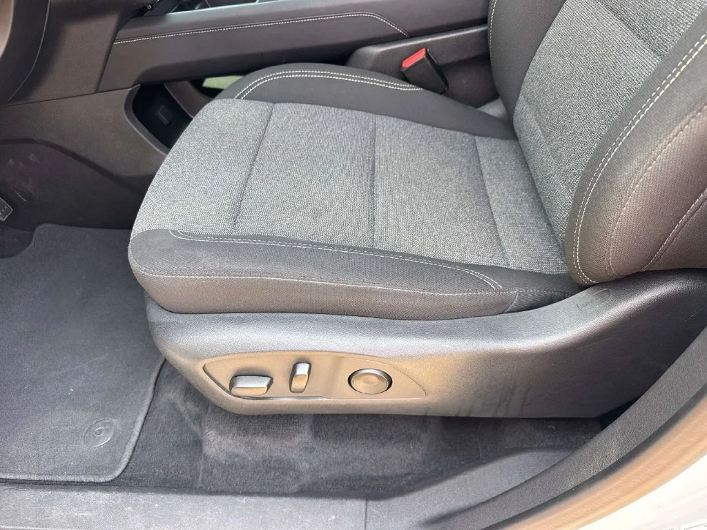 Used 2025 White GMC Elevation image 24