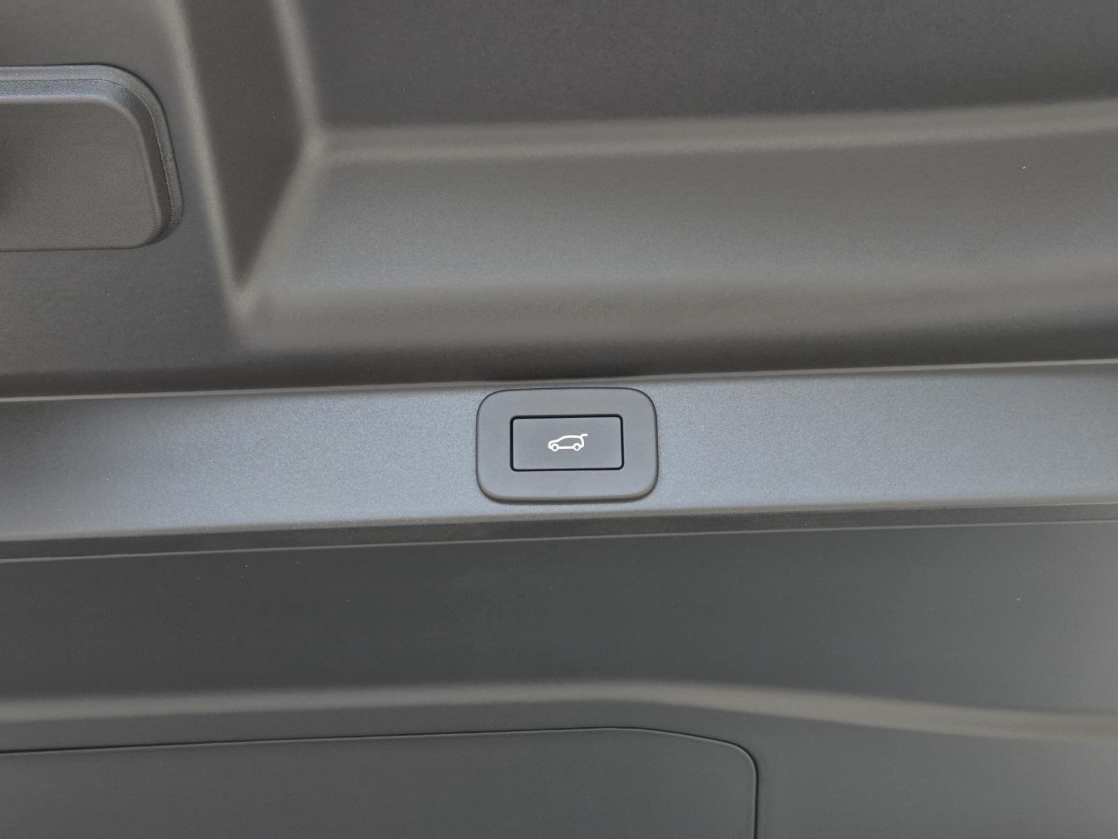 New 2026 Ostuni Pearl White LAND ROVER SE 7 Seats image 14