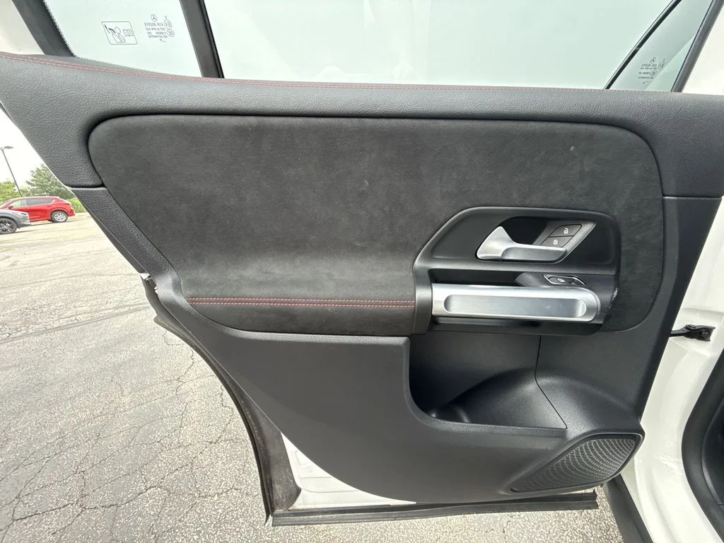 Used 2023  Mercedes-Benz 300 image 22