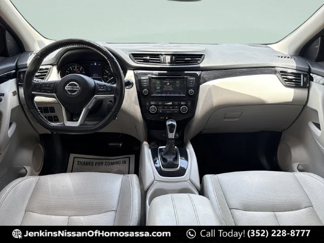 Used 2021 Silver Nissan SL image 22