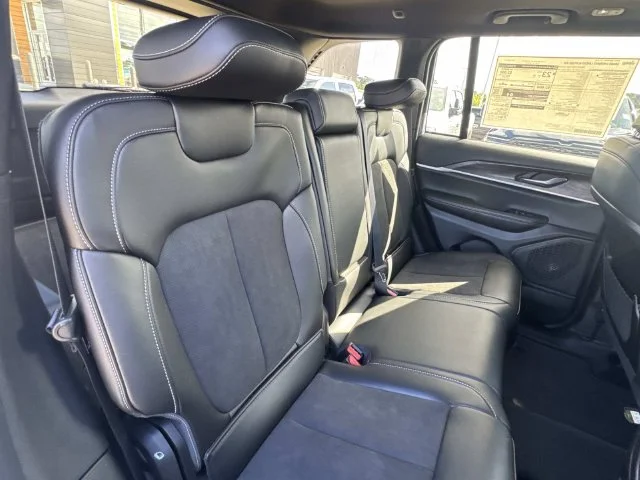 New 2027 Bright White Clear-Coat Paint Jeep Laredo Altitude image 28