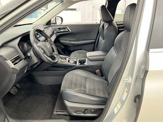 Used 2024 Silver Mitsubishi SE image 9
