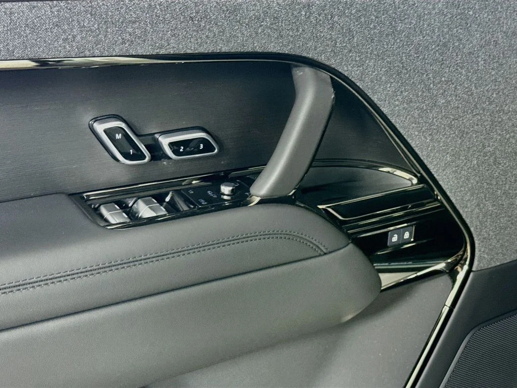 Used 2026  Land Rover SE image 19