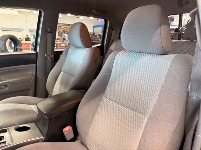 Used 2014 Tan Toyota DOUBCAB image 5