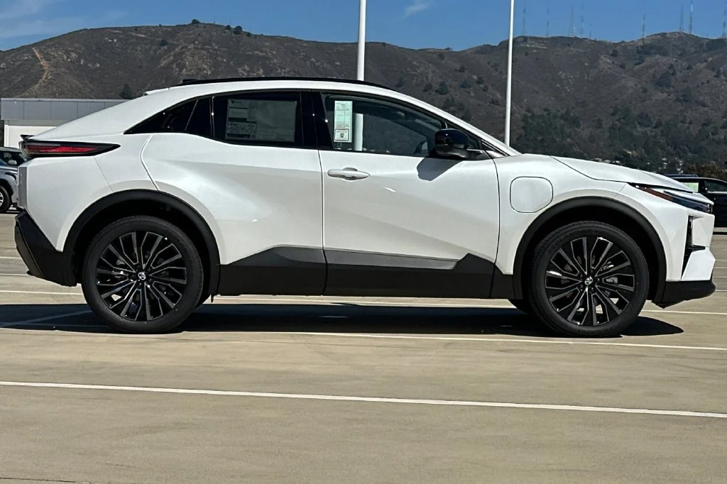 New 2027 Wind Chill Pearl <sup>1</sup> Toyota  XSE image 3