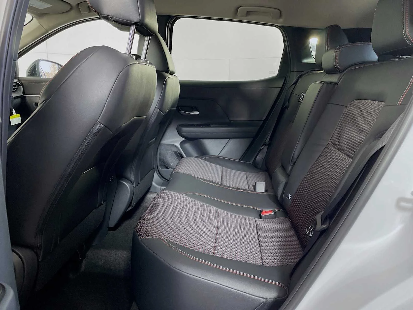 New 2026 Aspen White TriCoat / Super Black Two-tone Nissan SR image 5