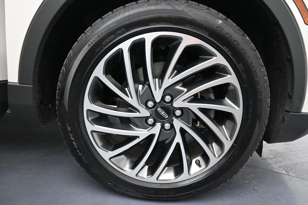 Used 2019 White Platinum Clearcoat Metallic Lincoln Reserve image 32