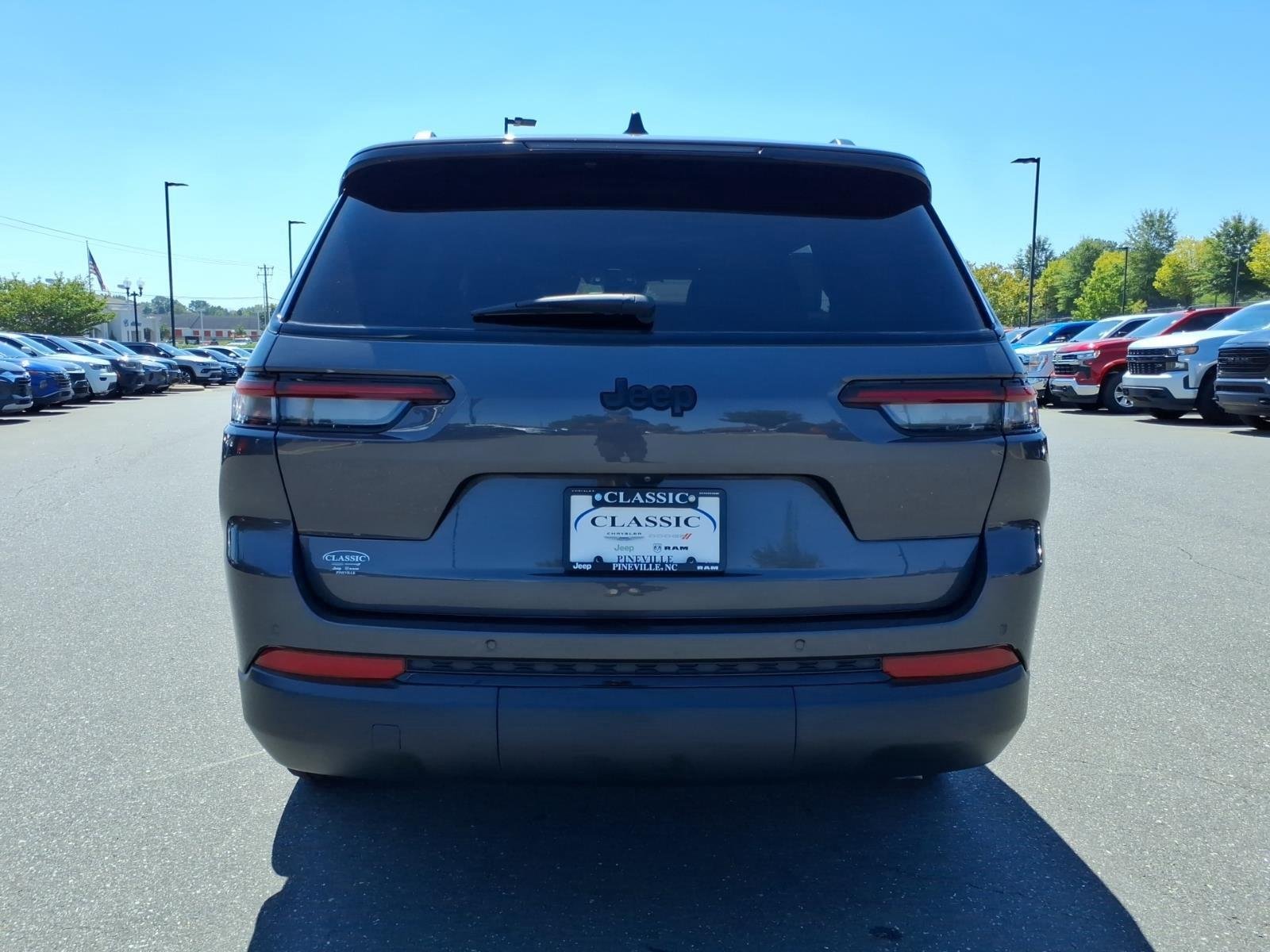 Used 2023 Baltic Gray Metallic Clearcoat Jeep Altitude image 16