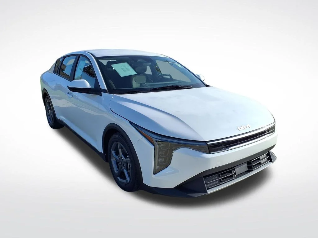 Used 2025 White Kia LXS image 12