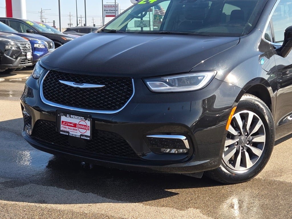 Used 2024 Chrysler Pacifica PHEV Select with VIN 2C4RC1S7XRR102925 for sale in Melrose Park, IL