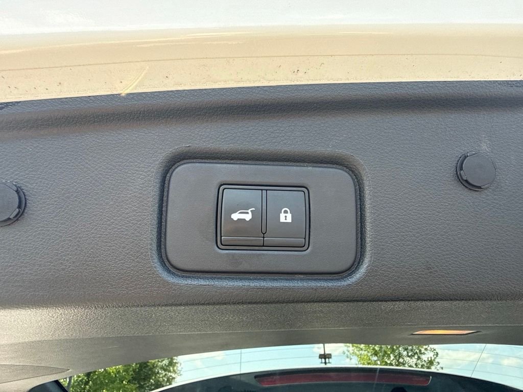 Used 2023 White Nissan Platinum image 16