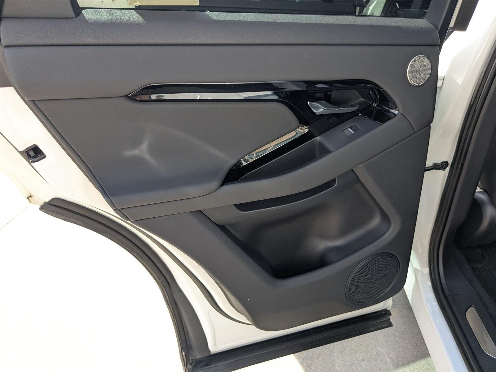 Used 2025 Fuji White Land Rover Dynamic SE image 23
