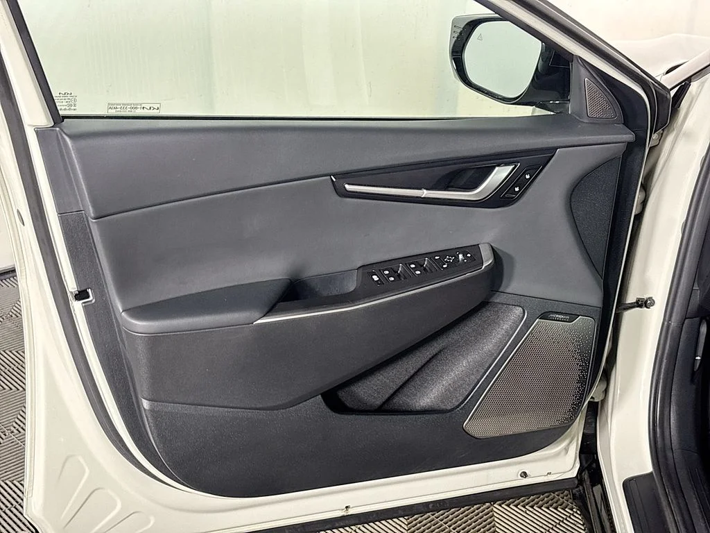 Used 2022 White Kia Wind image 10