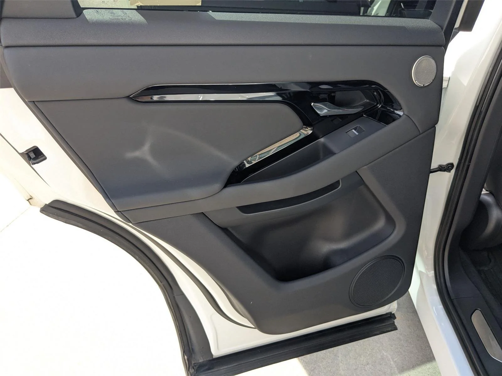 Used 2025 Fuji White Land Rover Dynamic SE image 23