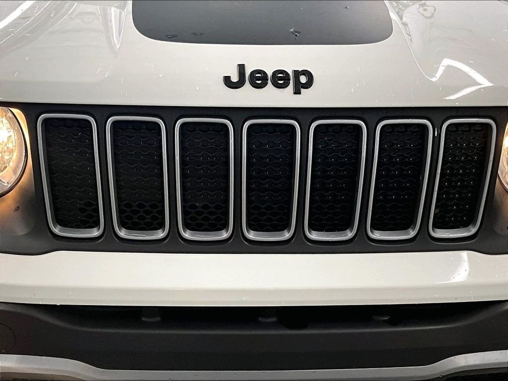 Used 2023 Alpine White Clearcoat Jeep Latitude image 29