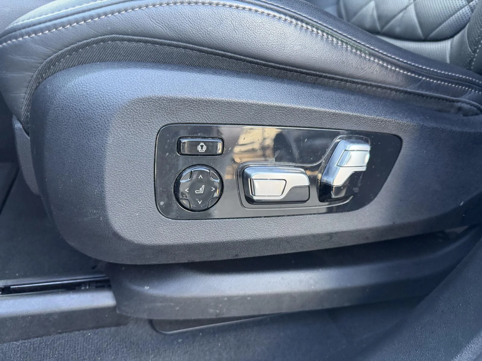 Used 2024 Mineral White Metallic BMW xDrive40i image 17