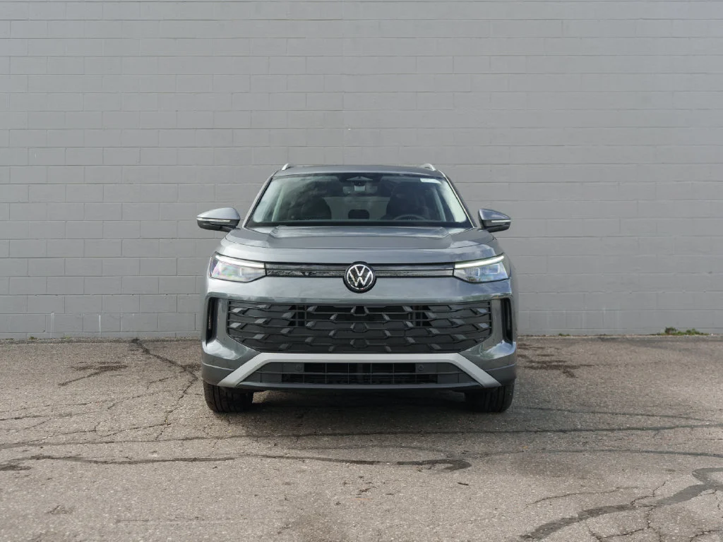 New 2026 Platinum Gray Metallic Volkswagen 2.0T SE image 2