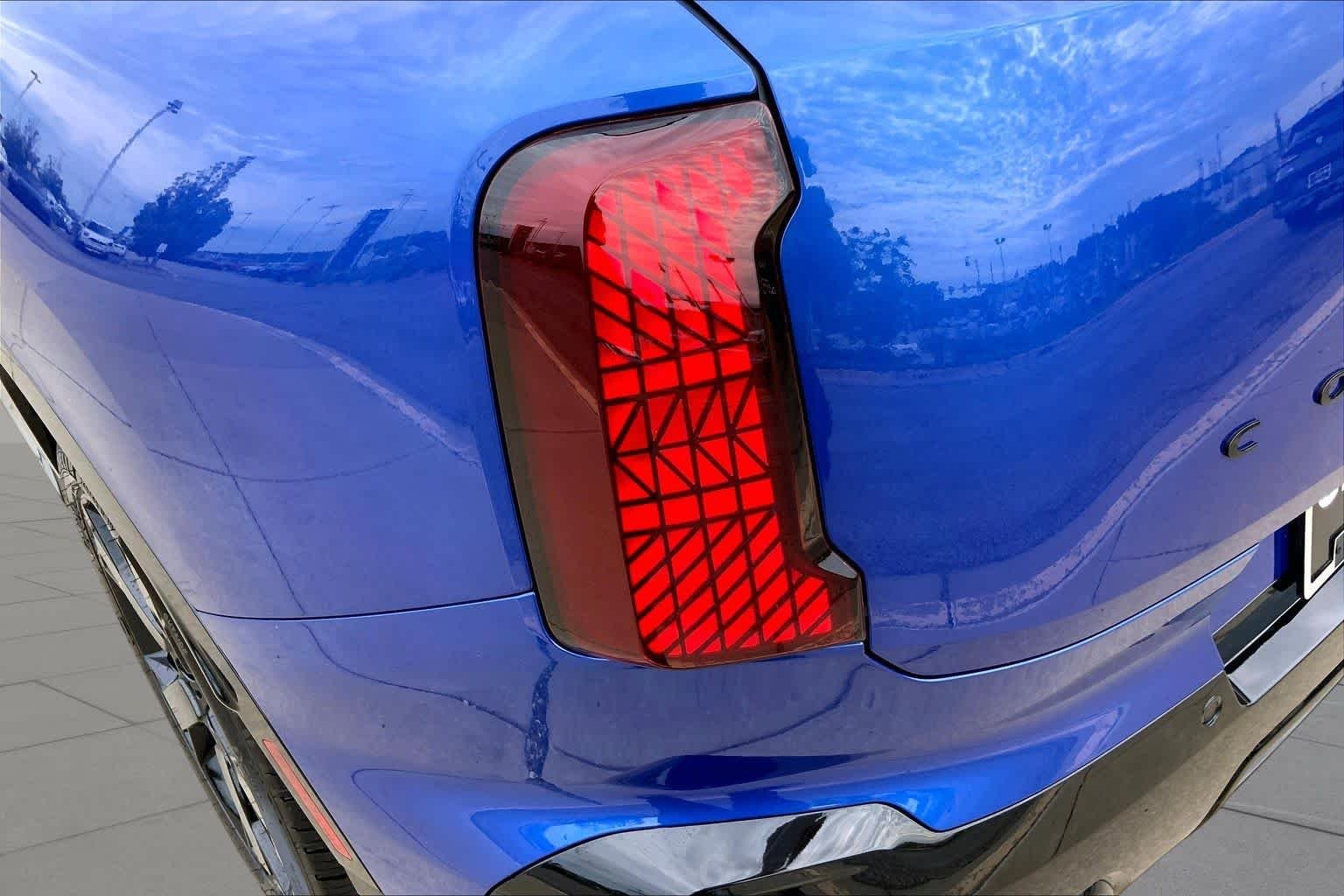 New 2027 Blazing Blue Metallic MINI Iconic image 14