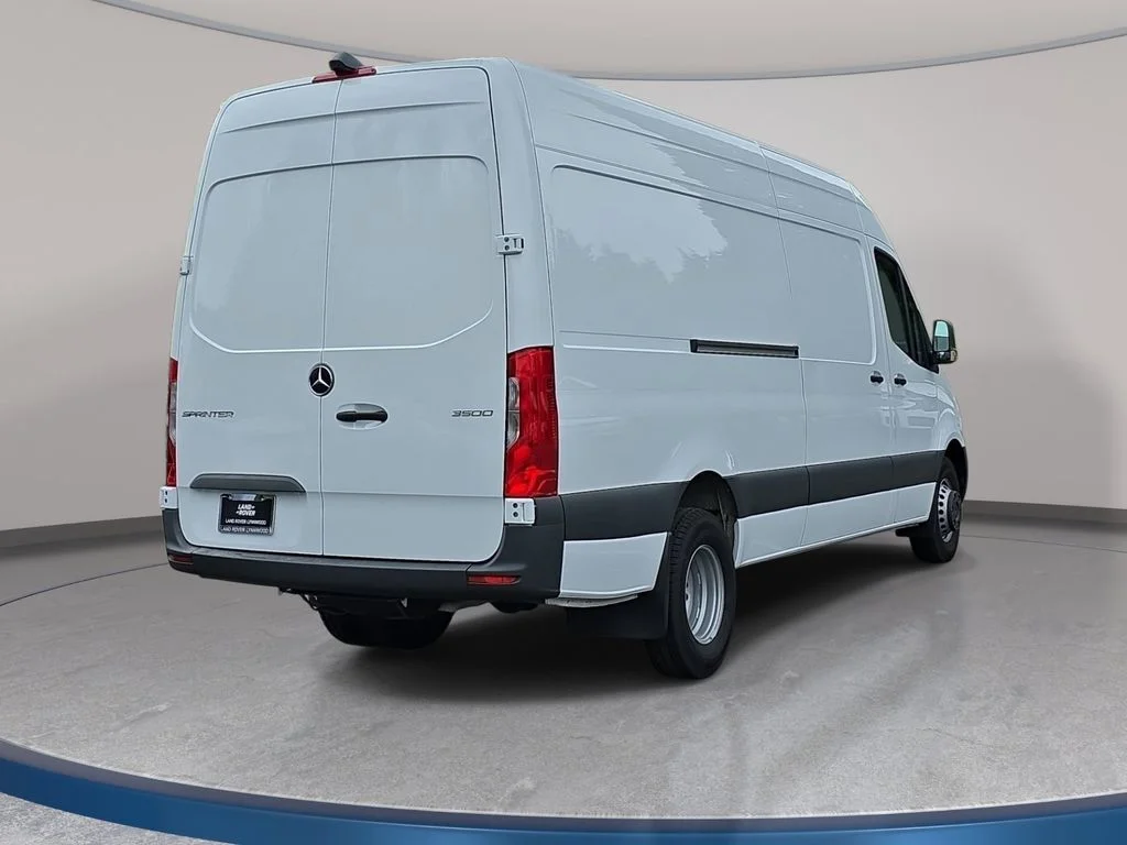 Used 2024  Mercedes-Benz Cargo 170 WB image 6