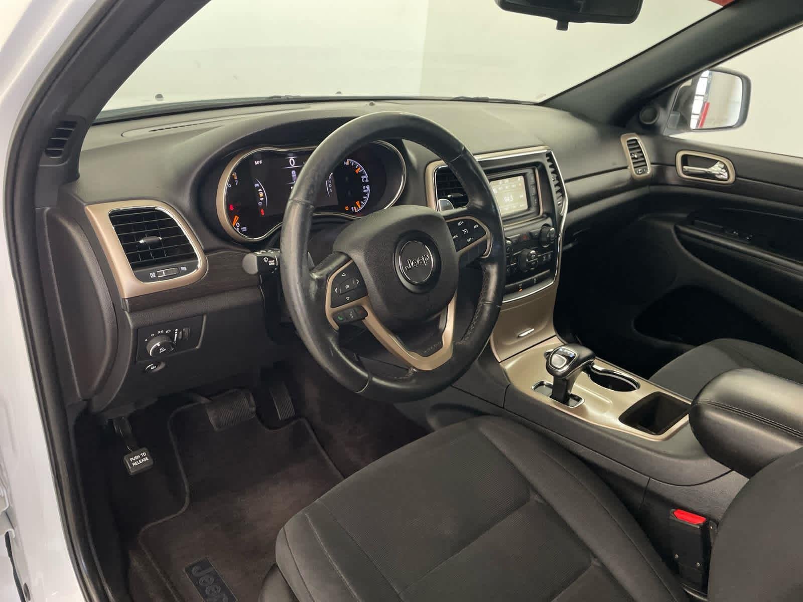 Used 2015 Bright White Clearcoat Jeep Laredo image 28