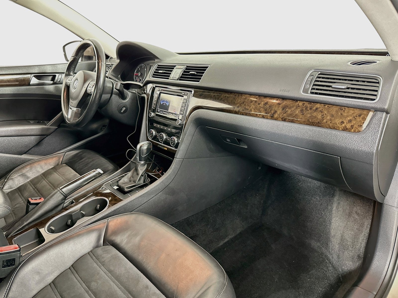 Used 2015 Titanium Volkswagen TDI SEL Premium image 30