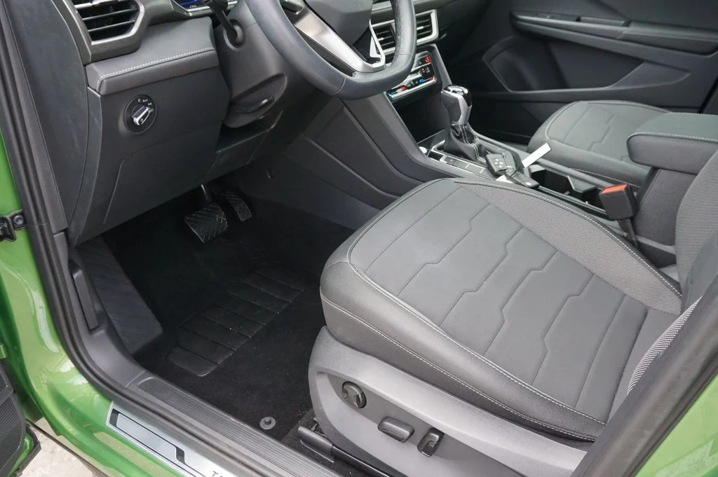 Certified Used 2025 Green Volkswagen 1.5T SE Black image 23