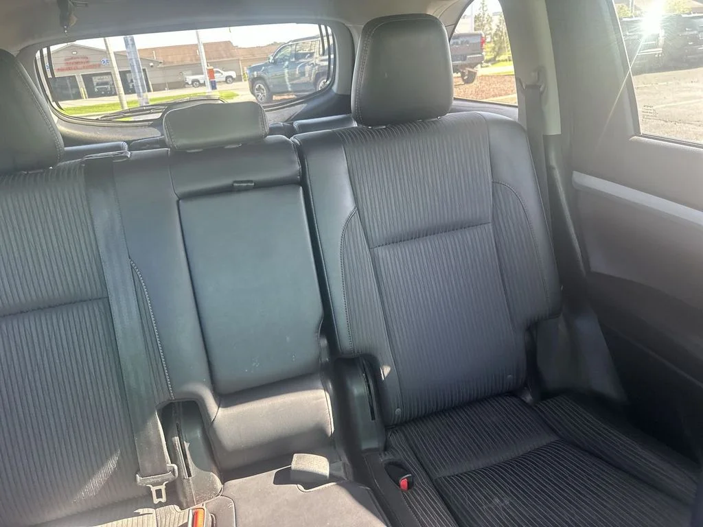 Used 2016 Silver Toyota LE V6 image 14