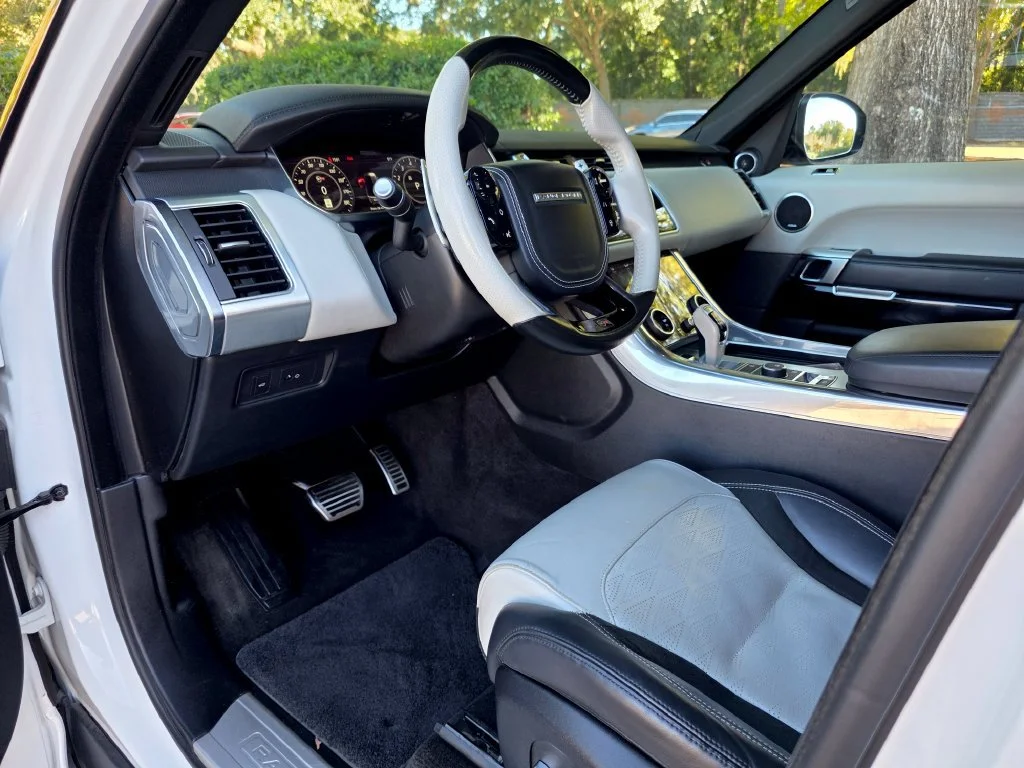 Used 2018 White Land Rover SVR image 11