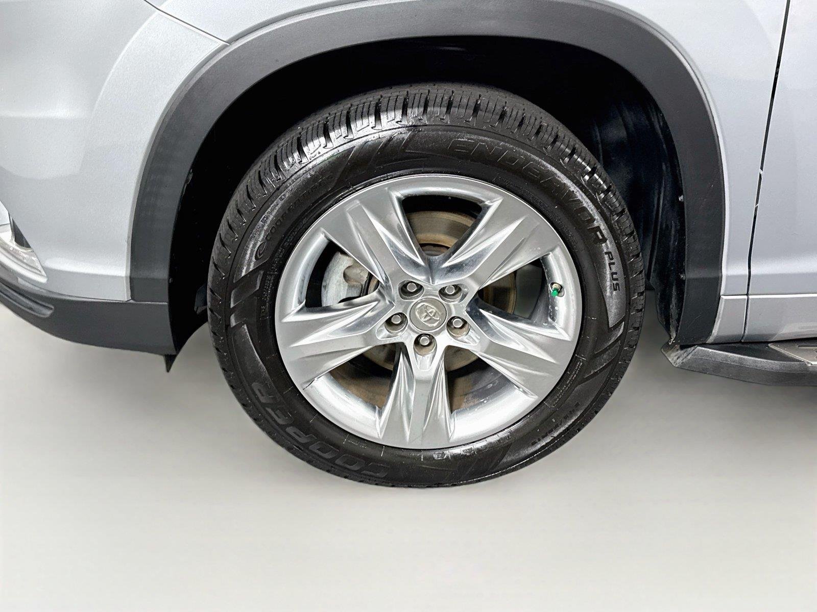 Used 2015 Silver Sky Metallic Toyota Limited image 49