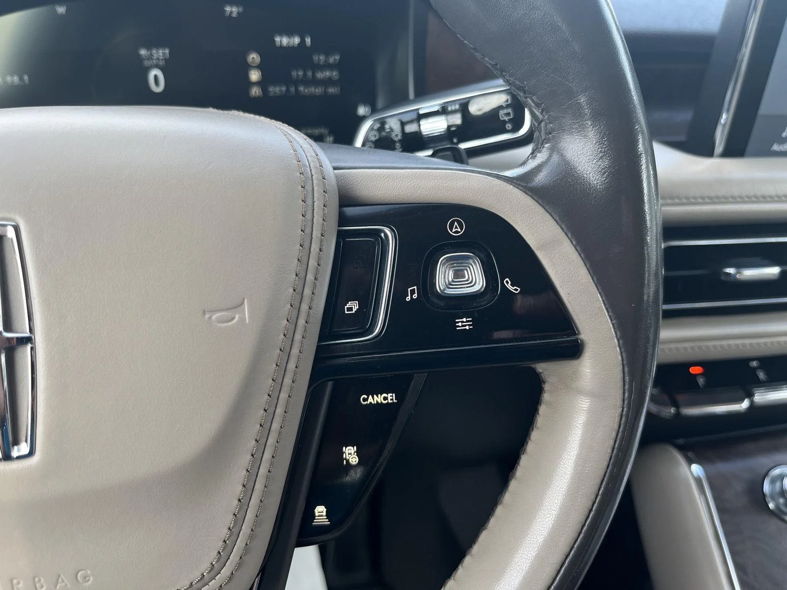 Used 2020 Red Lincoln Reserve image 21
