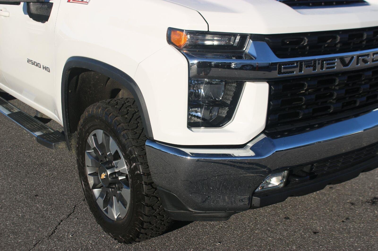 Used 2022 SUMMIT WHITE Chevrolet LT image 9