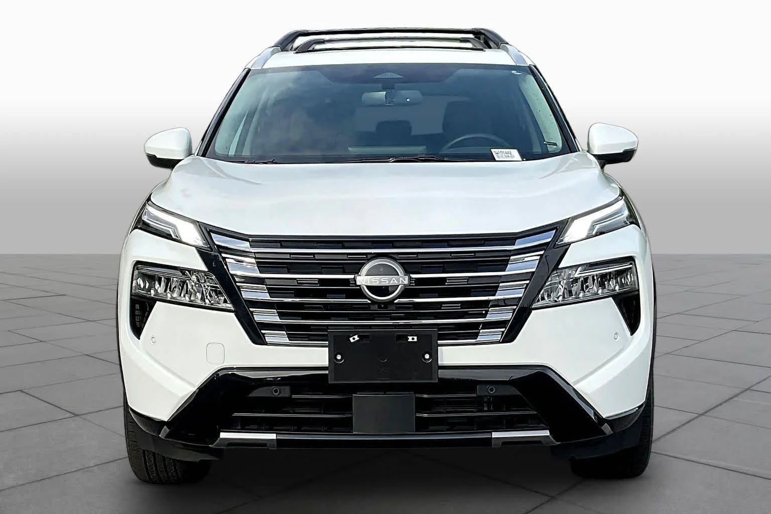 Used 2025 Everest White Pearl Nissan Platinum image 7