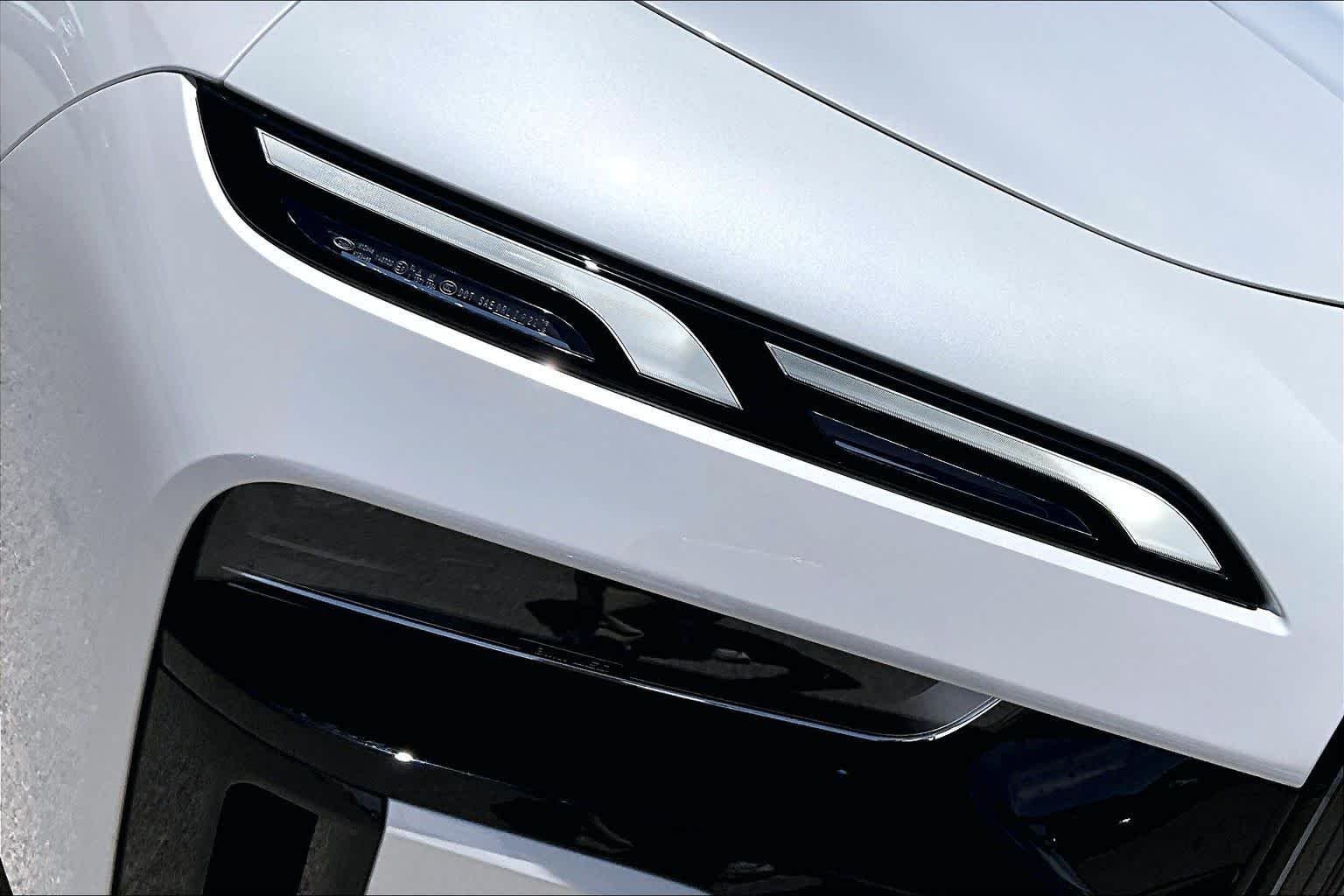 New 2026 Mineral White Metallic BMW 740i xDrive image 13