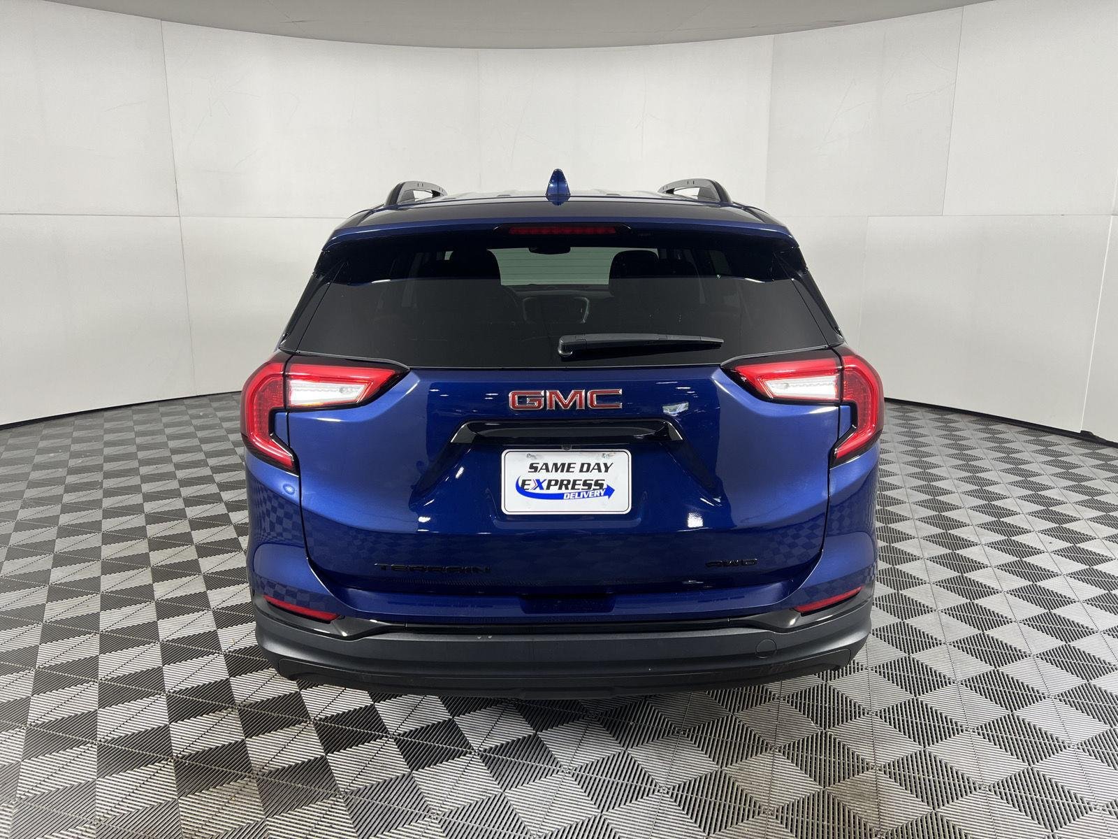 Used 2023 Marine Metallic GMC SLE image 10