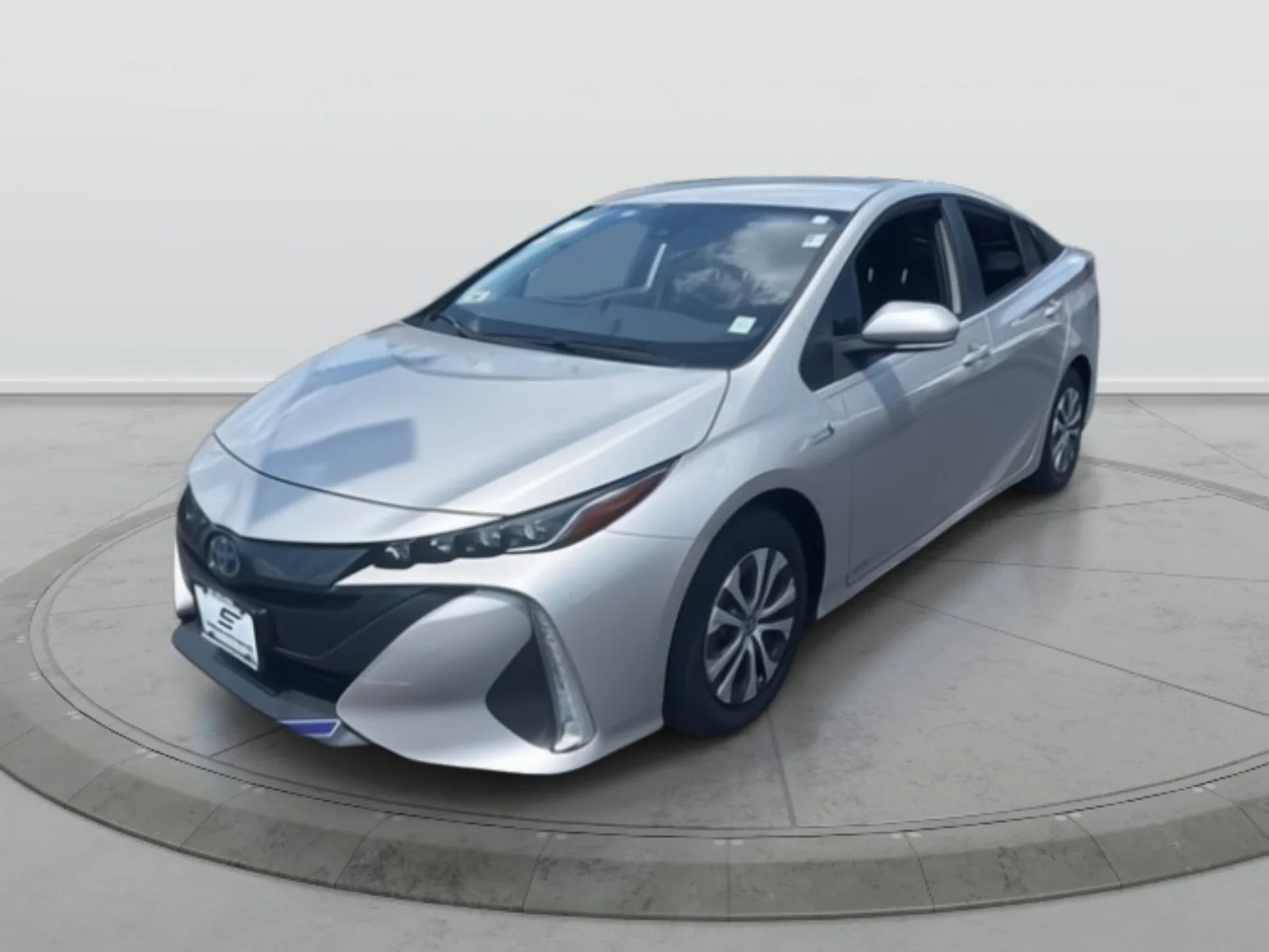 Used 2022 Silver Toyota LE image 2