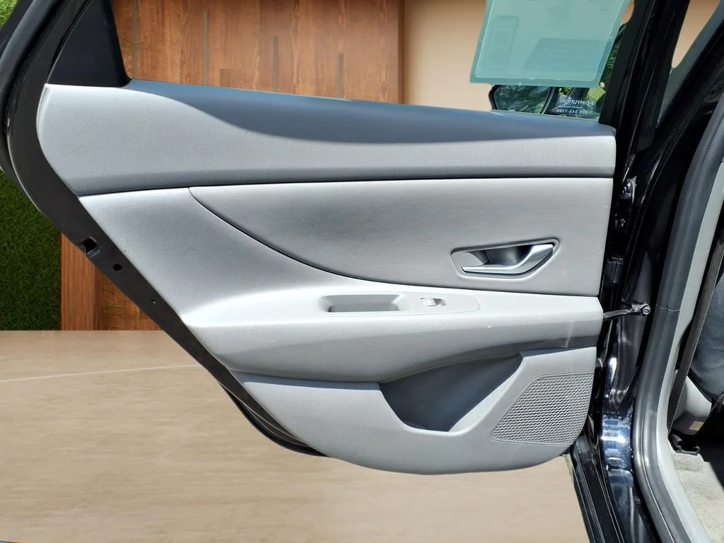 Used 2025 Black Hyundai SEL Convenience image 26