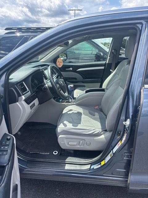 Used 2018 Blue Toyota XLE image 2