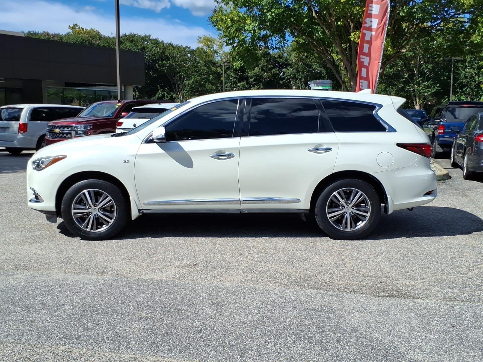 Used 2017 Majestic White INFINITI  image 3