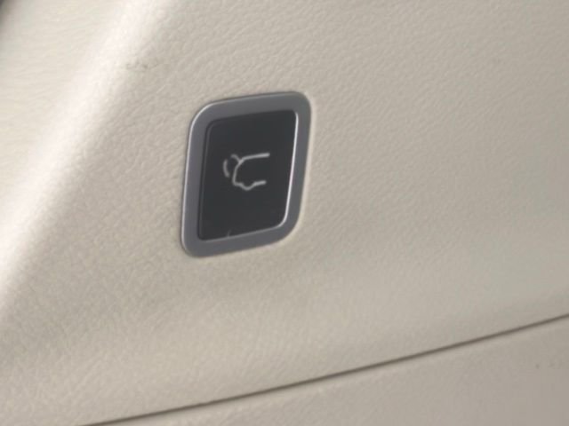 Used 2018 White Chrysler Limited image 11