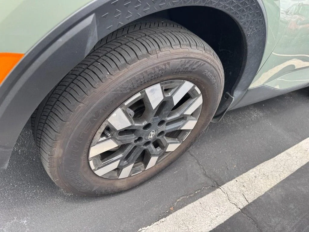 Used 2025 Green Hyundai SEL image 4