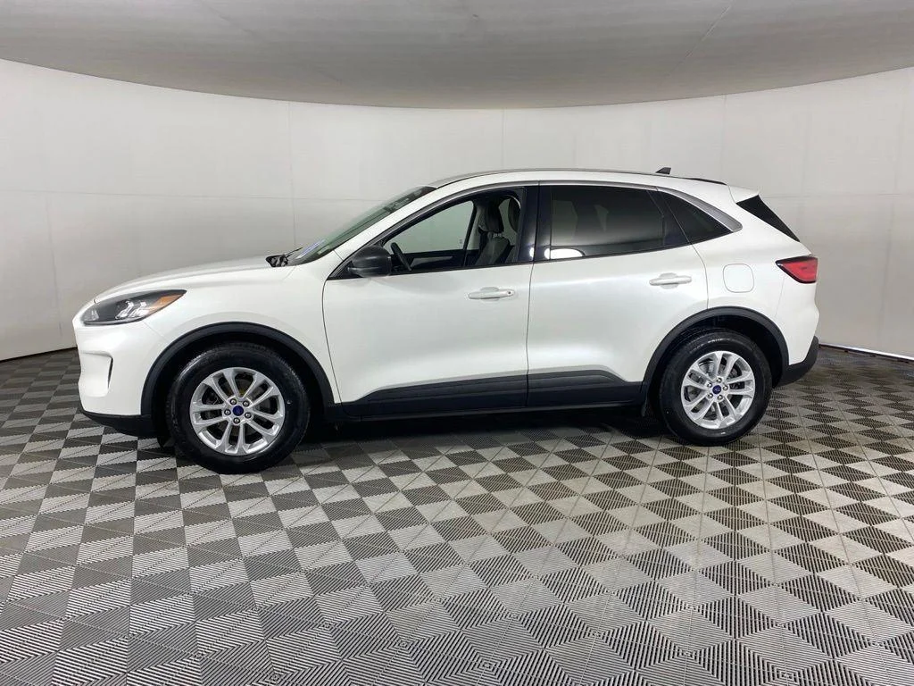 Used 2022 Wh Ford SE image 3