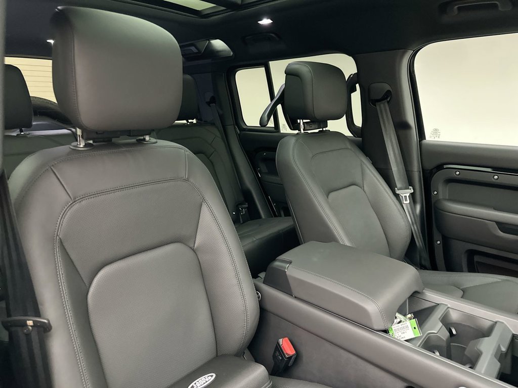 New 2026 Santorini Black Land Rover X-Dynamic SE image 6