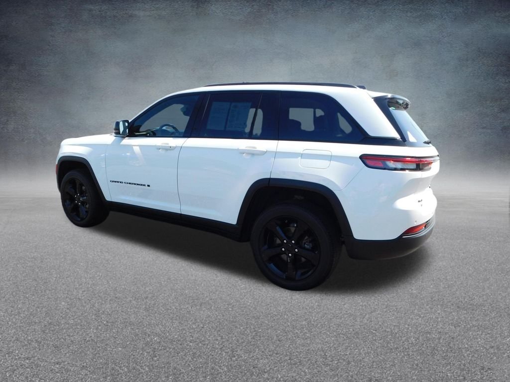 Used 2024 White Jeep Altitude image 5