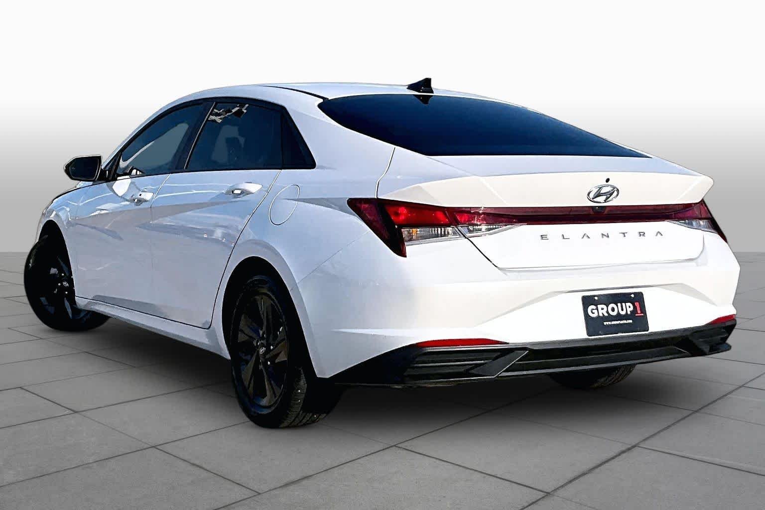 Used 2022 Quartz White Hyundai SEL image 11