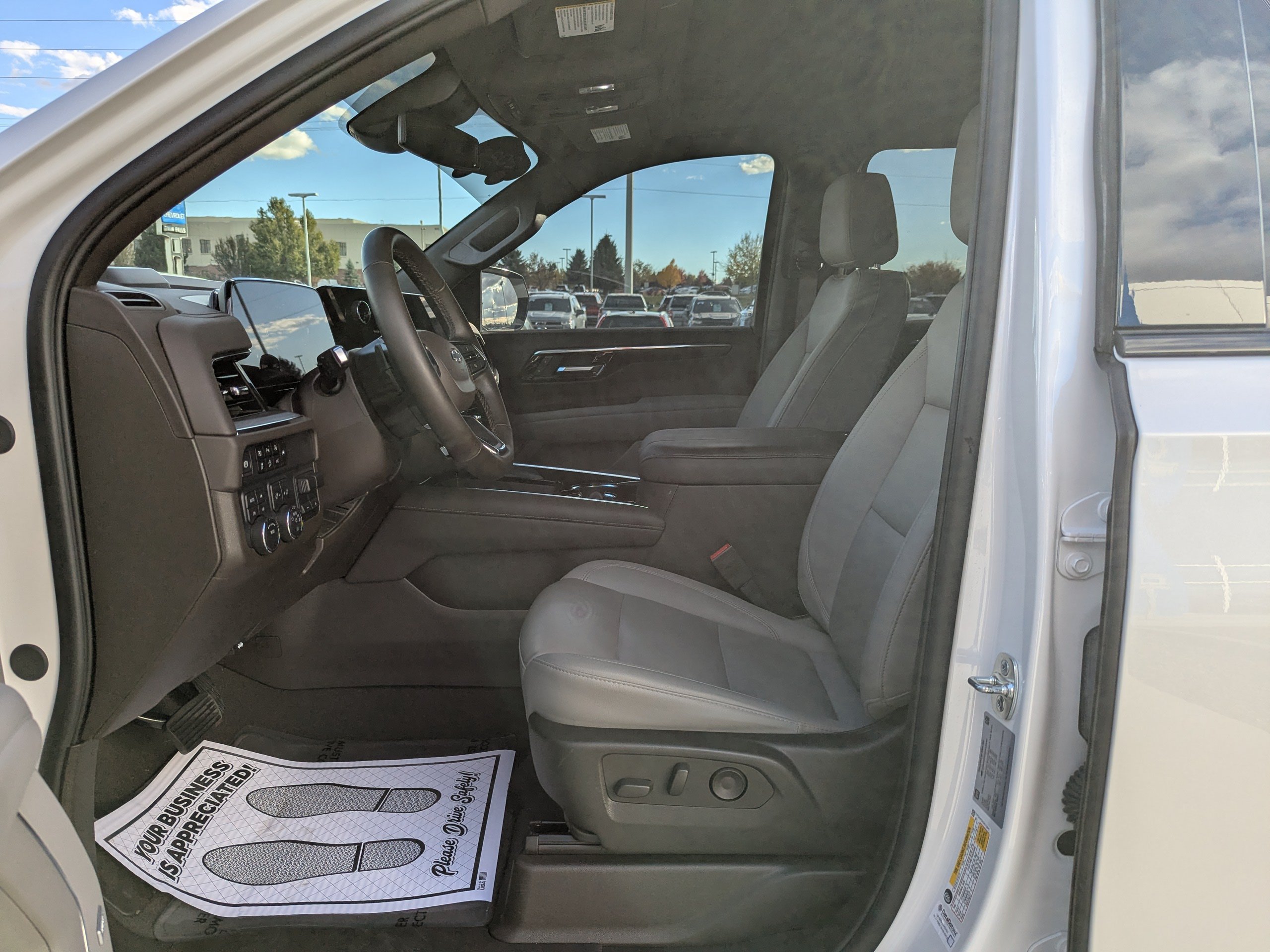2025 Chevrolet Suburban Z71 - Photo 12