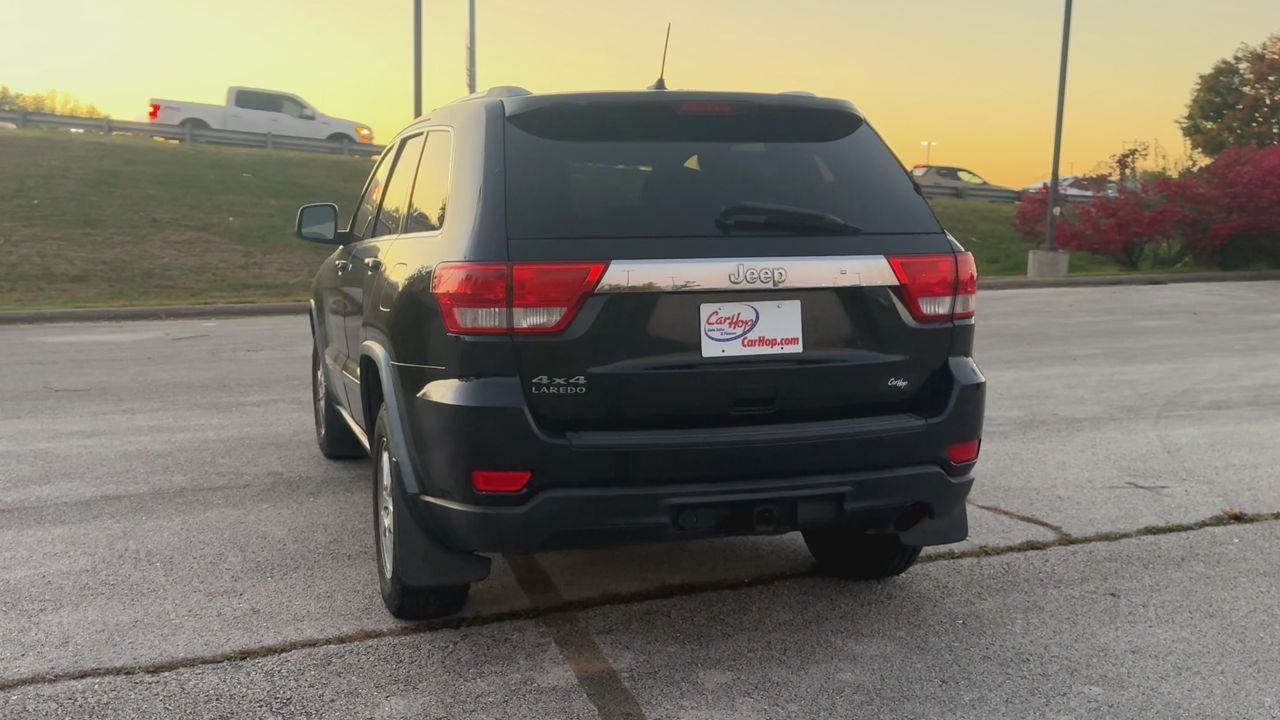 2011 Jeep Grand Cherokee Laredo photo 2