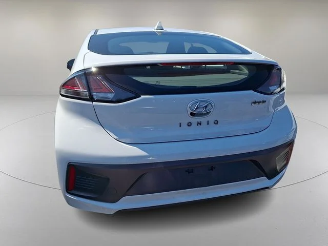 Used 2020 White Hyundai SE image 8